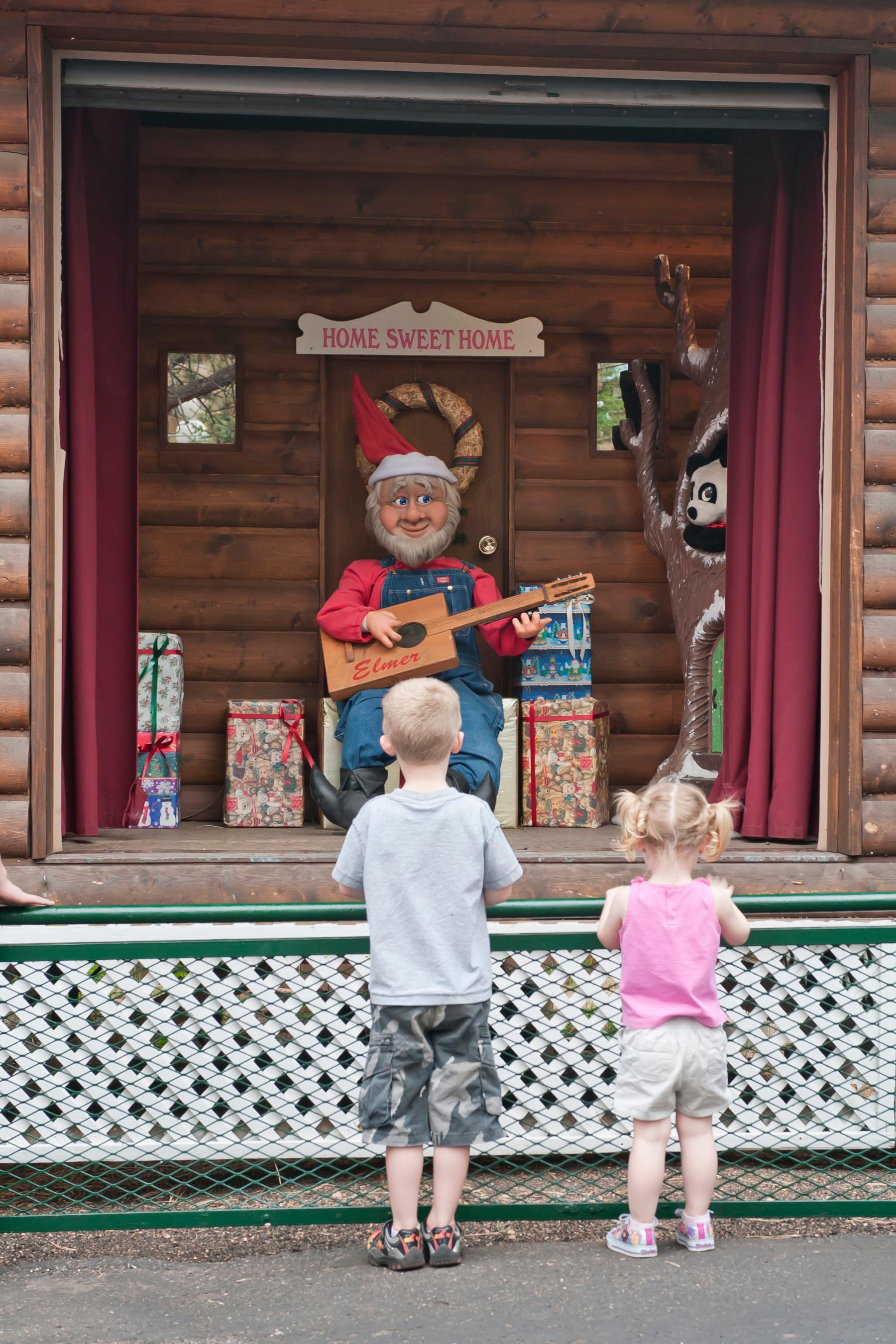 singing and dancing with elmer the elf! photo 8