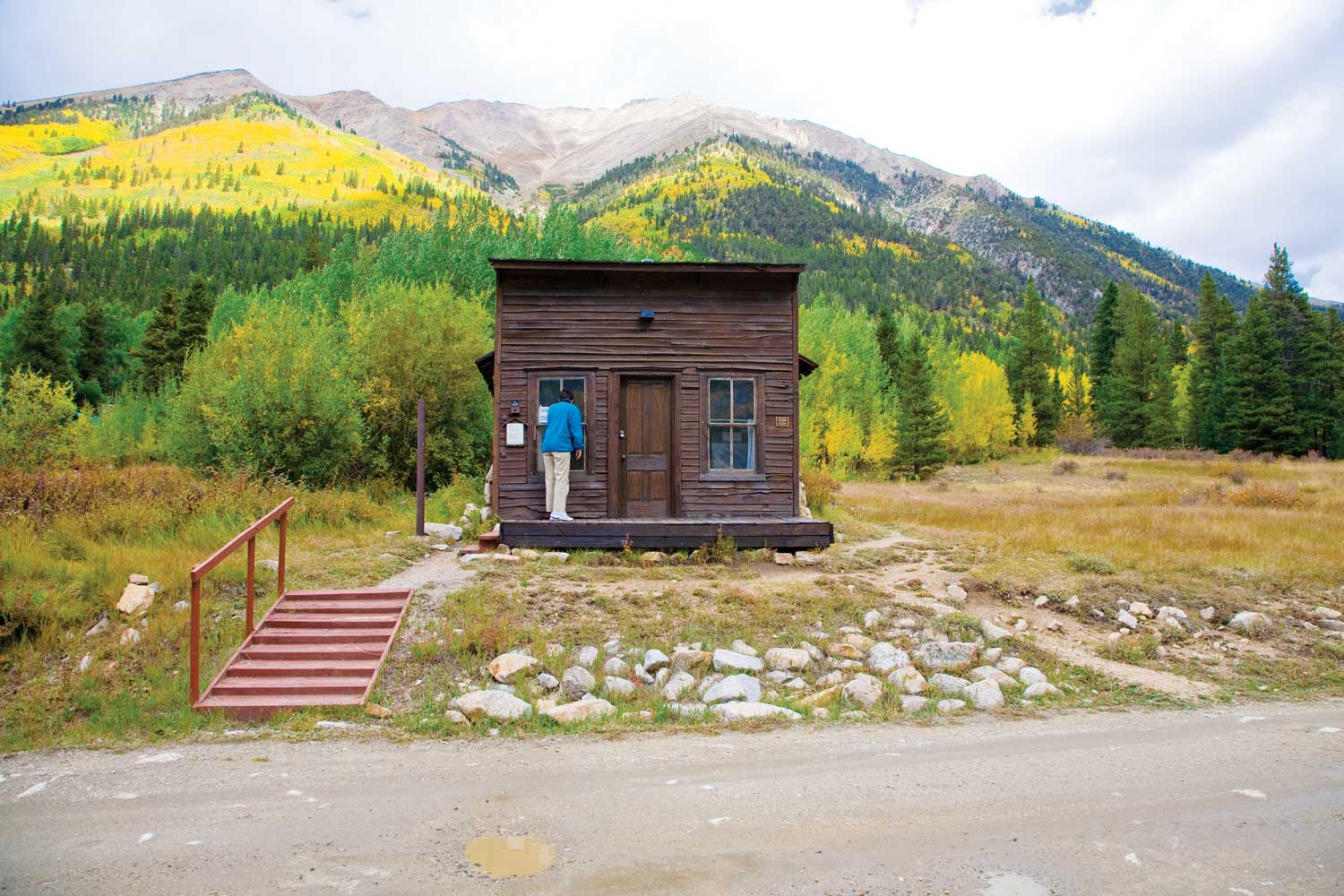 cabin in the Collegiate Peaks Scenic Byway during fall