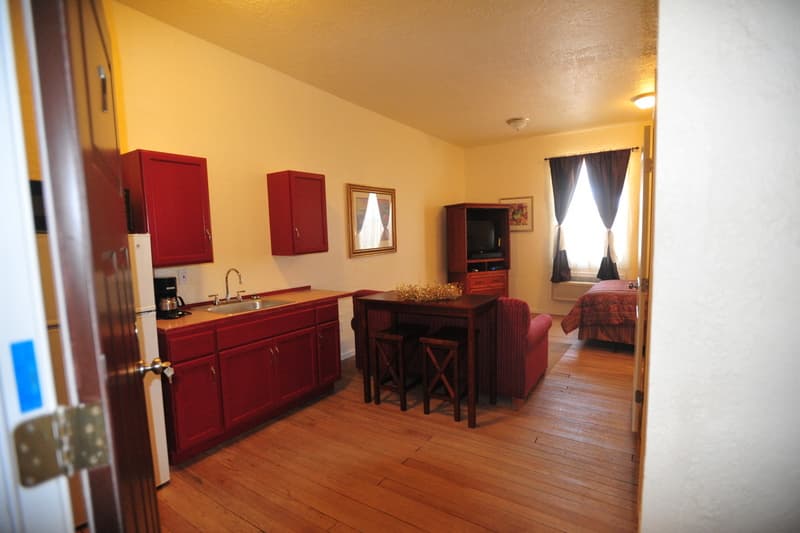 holly inn suites photo