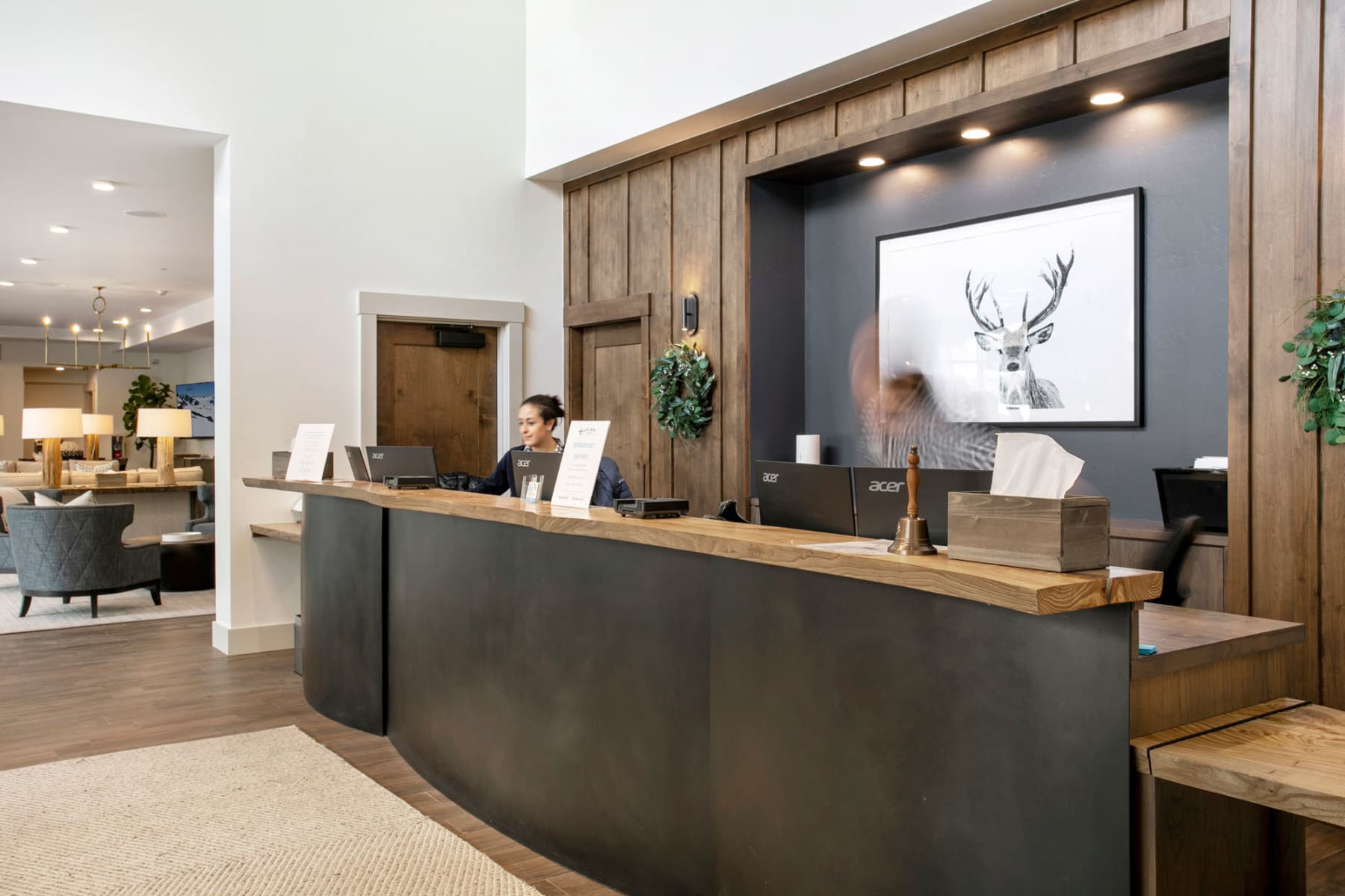 new spacious lobby photo 17