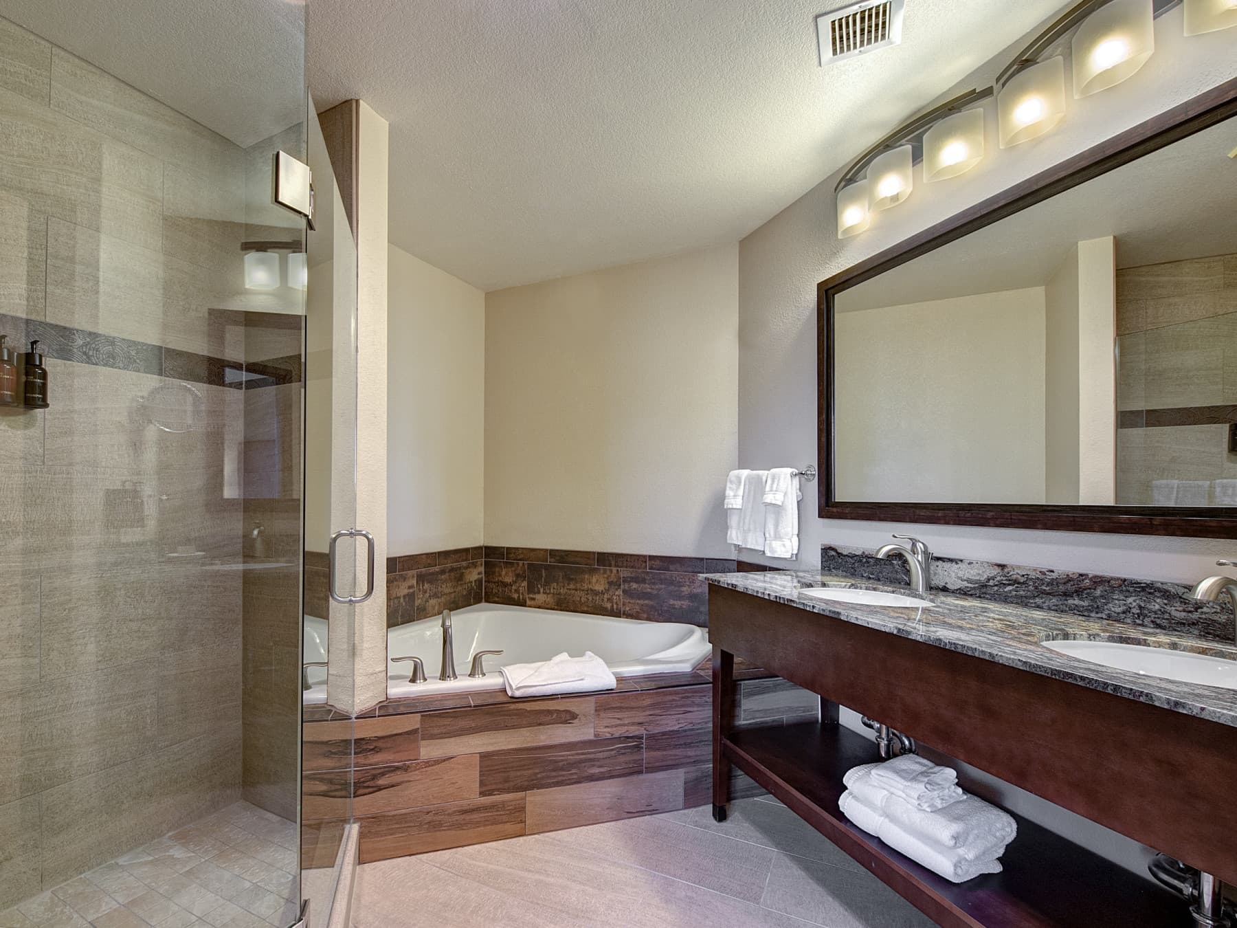 creekside suite bathroom photo 4